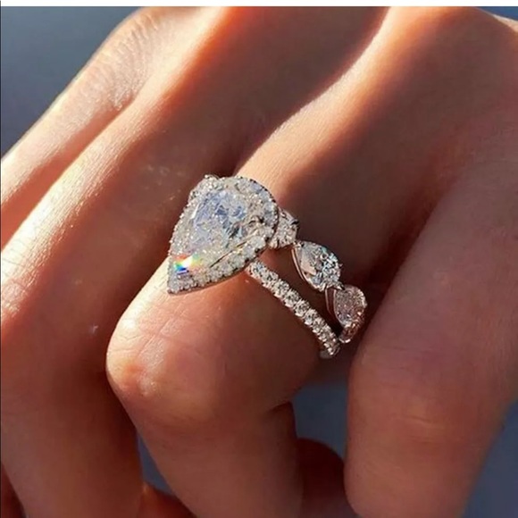 Jewelry - 2 pc  beautiful classy classy engagement ring